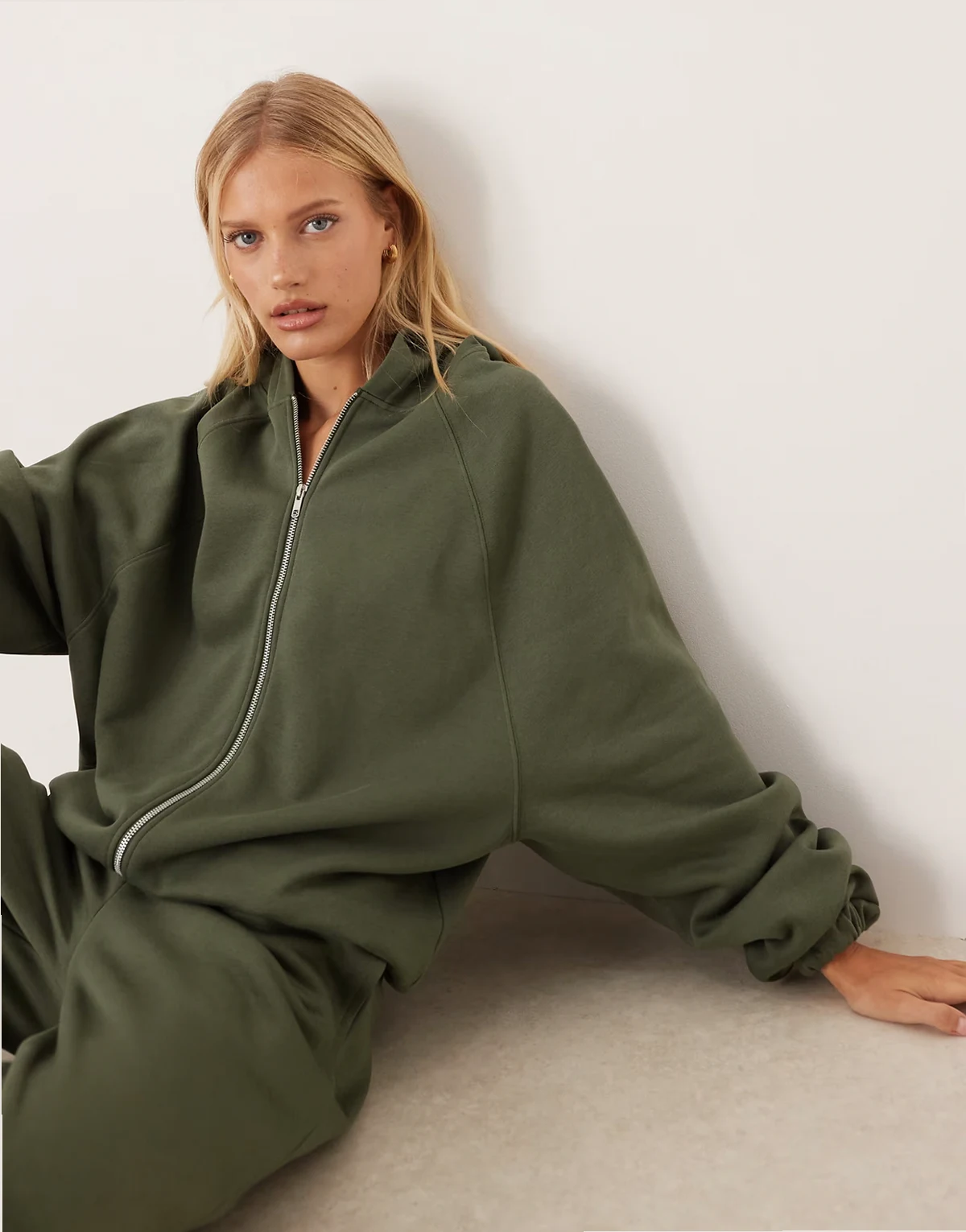 – Kapuzenjacke in Khaki mit Reißverschluss und Bindebändern im Saum, Kombiteil