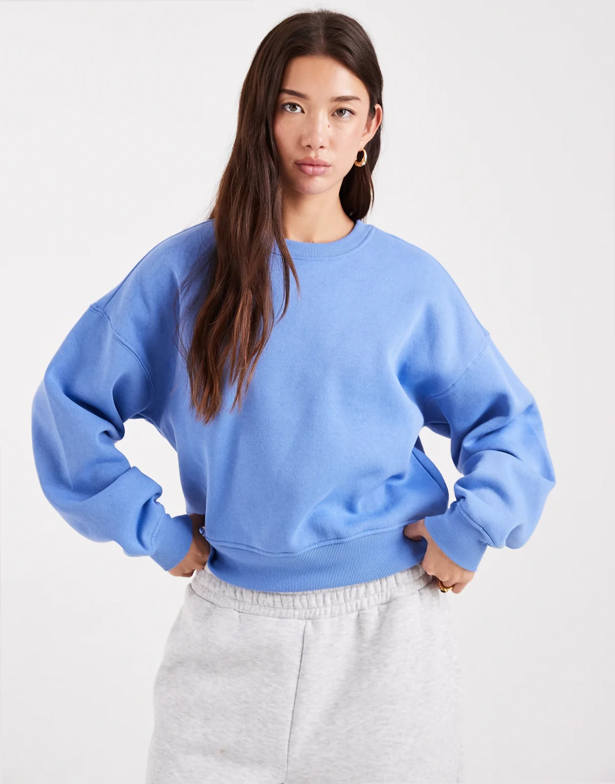– Sweatshirt in Blau mit überschnittenen Schultern und Rundhalsausschnitt
