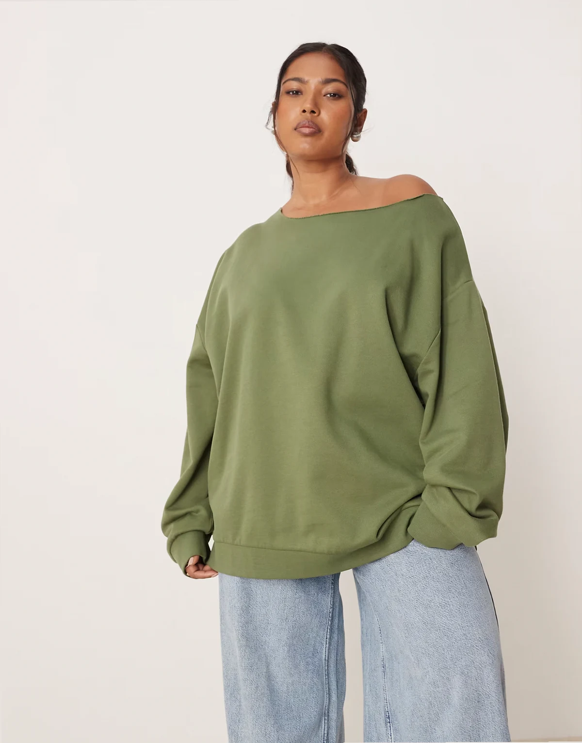 Curve – Schulterfreies Oversize-Sweatshirt in Khaki