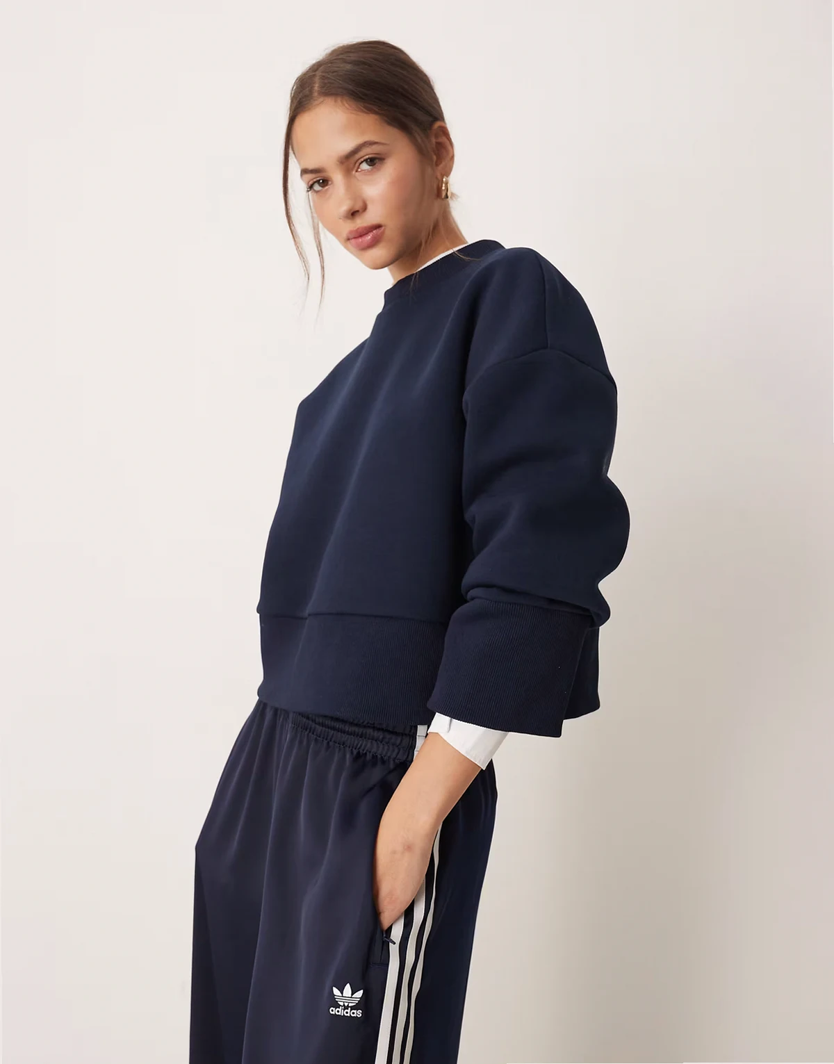 – Sweatshirt in Marineblau mit Rundhalsausschnitt