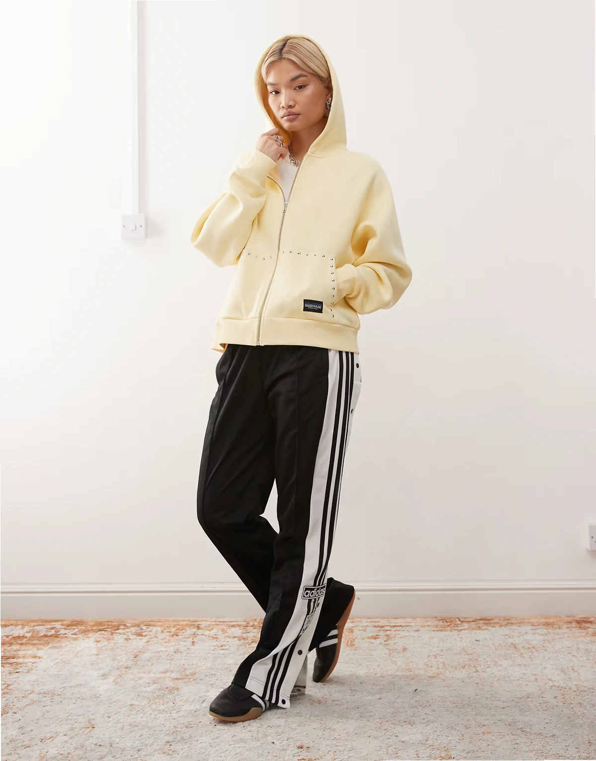 – Oversize-Kapuzenjacke in Buttermilchgelb mit Reißverschluss und Nieten-Details
