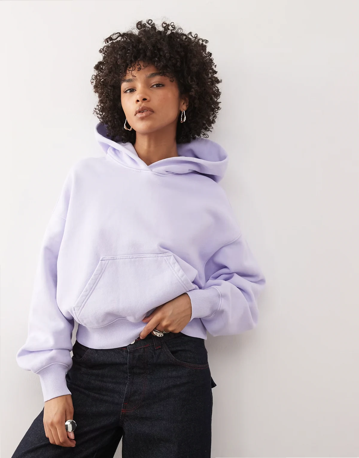 – Kastiger Oversize-Kapuzenpullover in Flieder