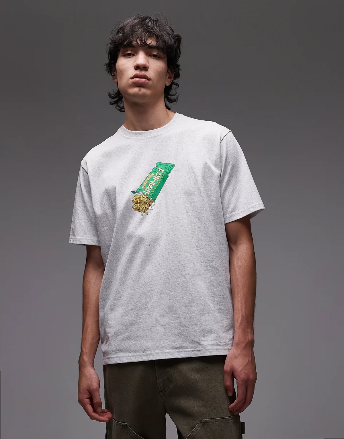 – Szary T-shirt z nadrukiem batonika