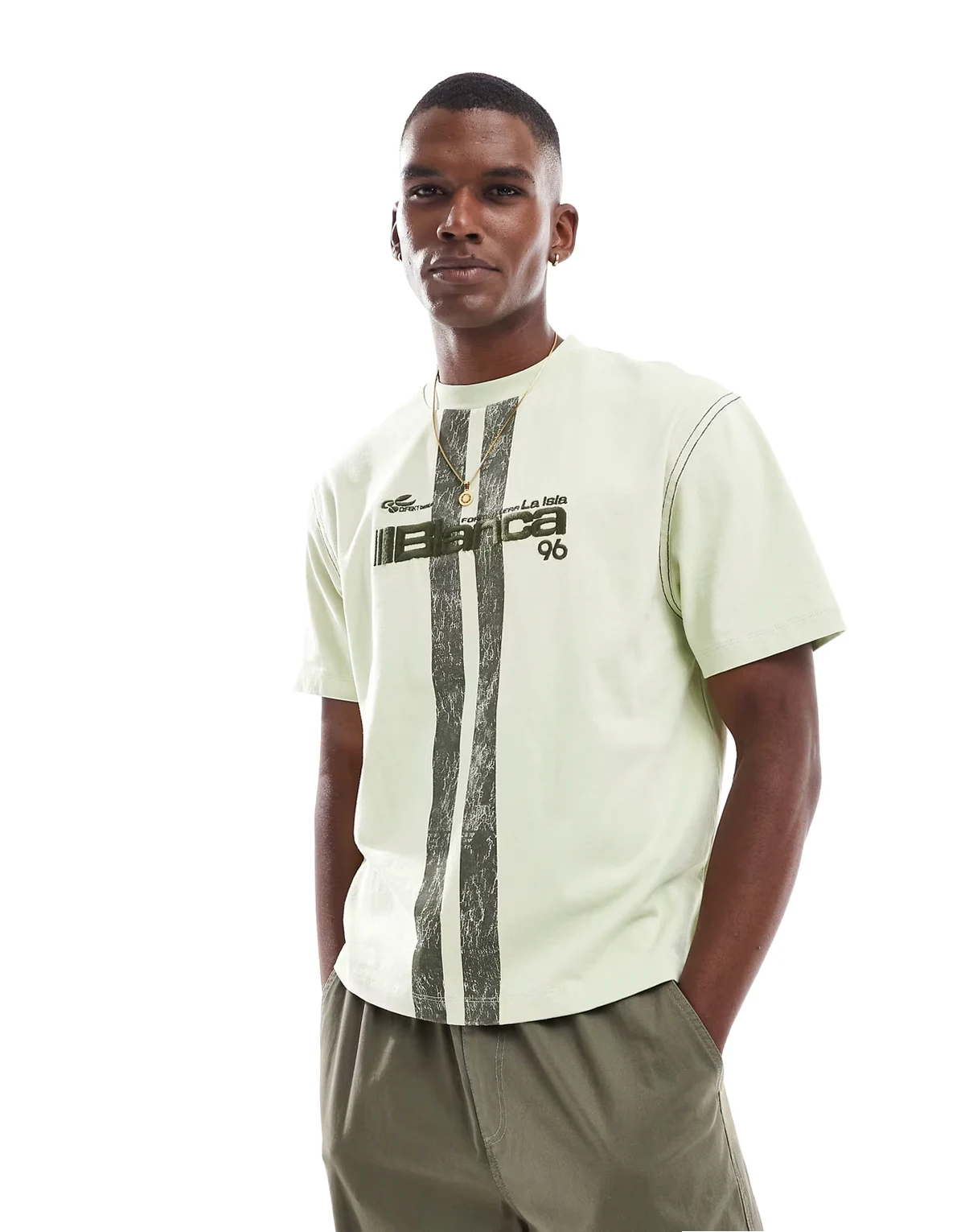 – Gruby T-shirt o luźnym pudełkowym kroju w spranym zielonym kolorze z haftowanym napisem