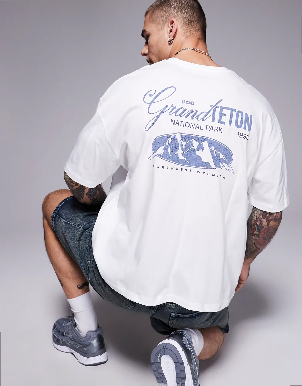 – Biały T-shirt o pudełkowym kroju oversize z grafiką z krajobrazem