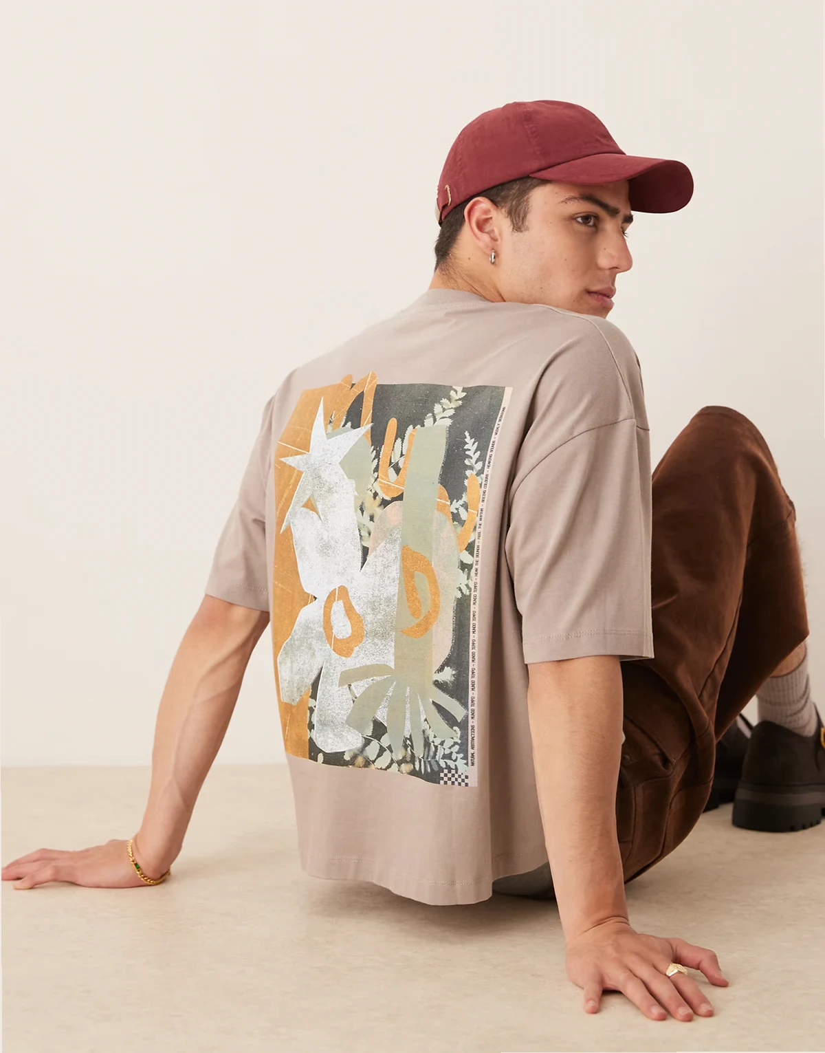 – Brązowy pudełkowy T-shirt oversize z abstrakcyjną grafiką