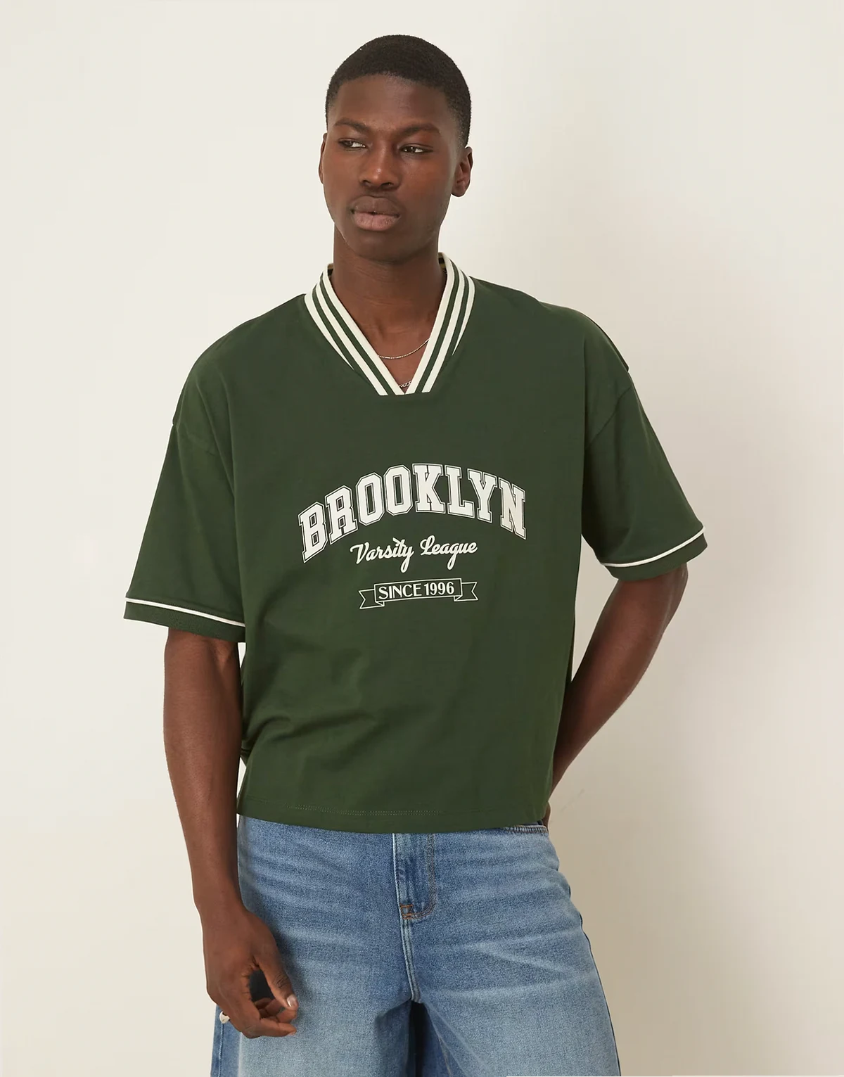 – Zielony pudełkowy T-shirt oversize ze sportową grafiką