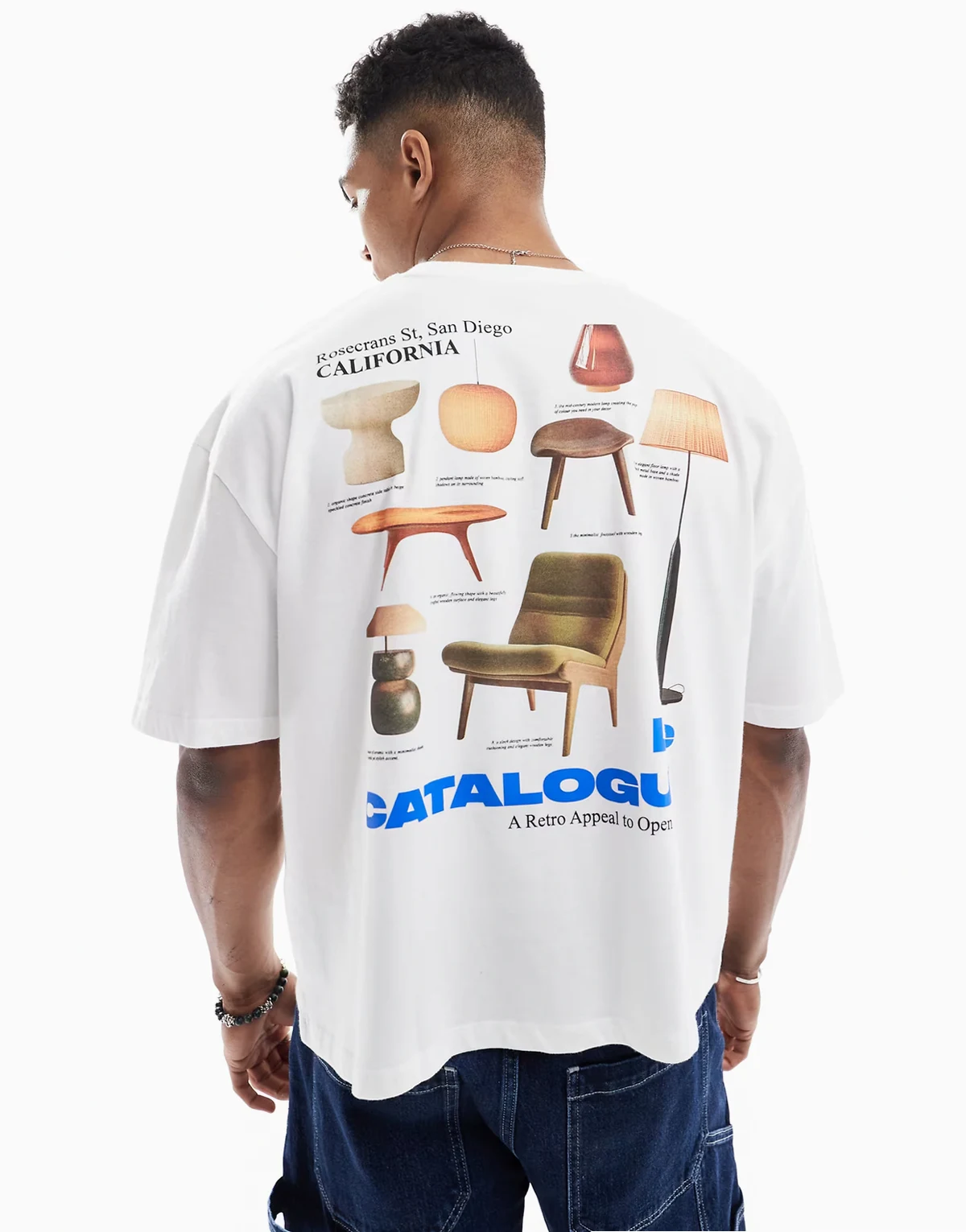 – Biały pudełkowy T-shirt oversize z grafiką na plecach