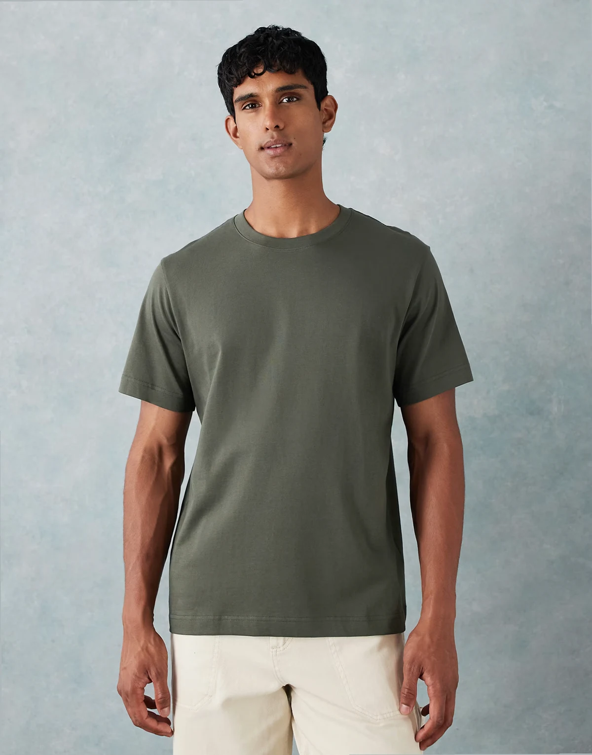 – Średniej grubości dżersejowy T-shirt w kolorze khaki