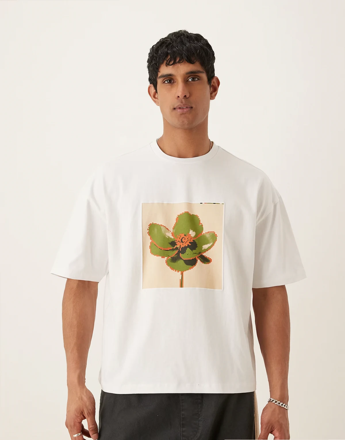 – Biały T-shirt oversize z nadrukiem na piersi