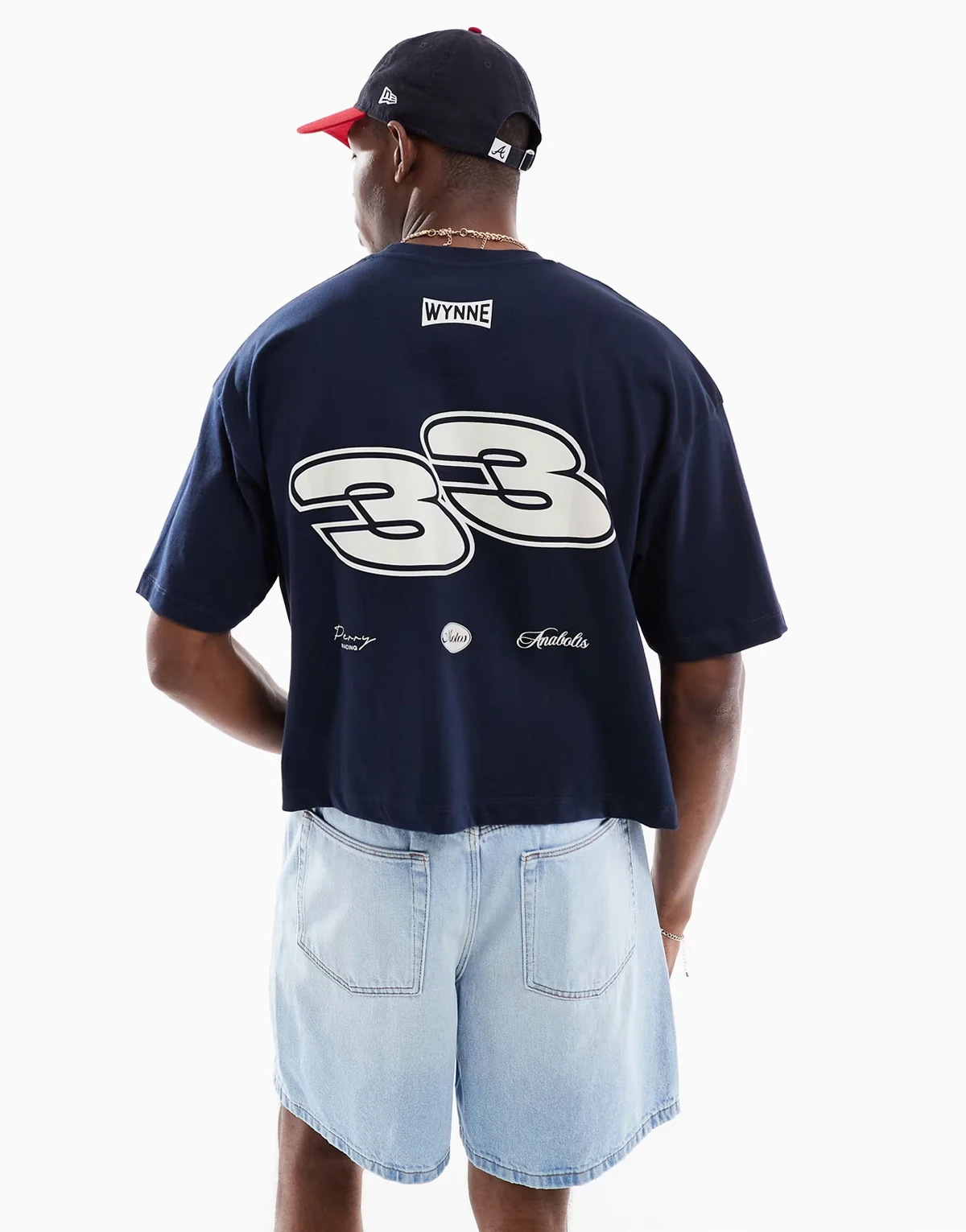 – Granatowy T-shirt oversize o krótkim fasonie z grafiką