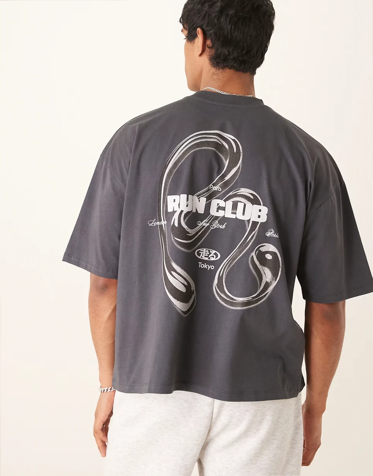 – Szary T-shirt oversize z nadrukiem na plecach