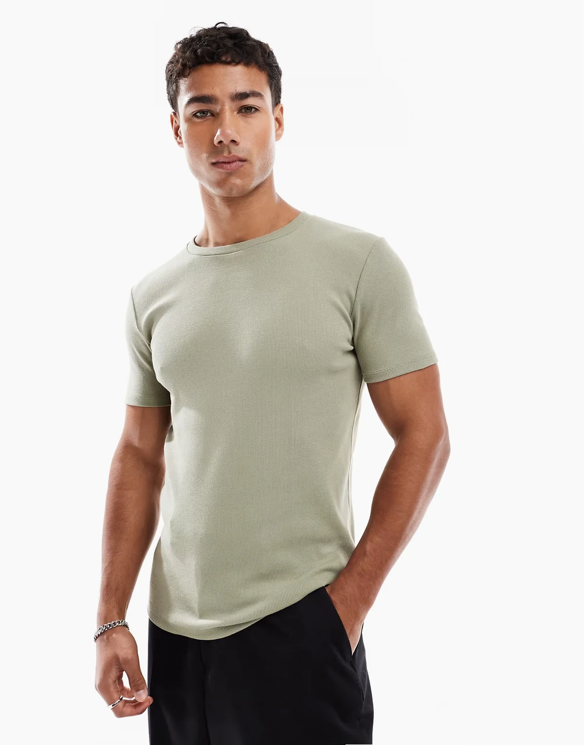 – Prążkowany T-shirt o kroju podkreślającym sylwetkę w kolorze khaki