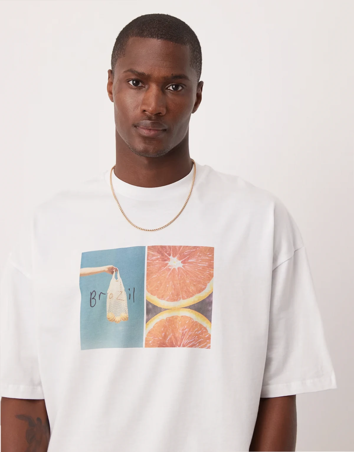 – Biały T-shirt oversize z nadrukiem na piersi
