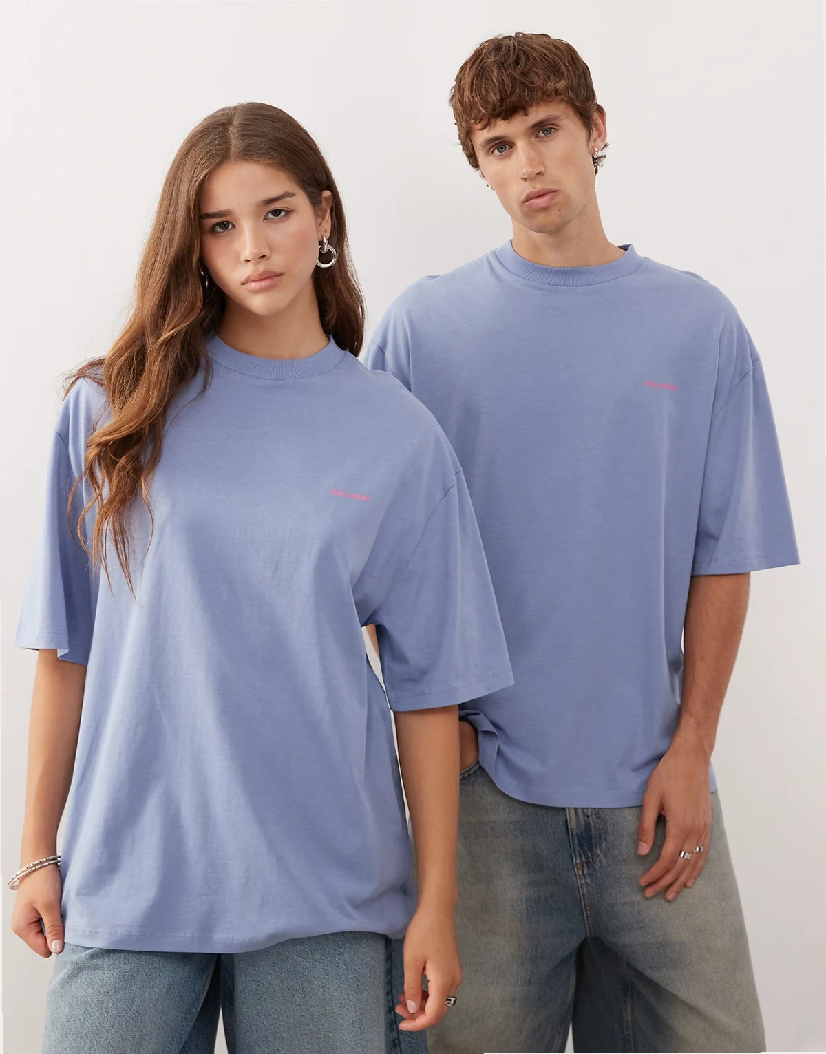 Unisex T-shirt in purple with pink logo