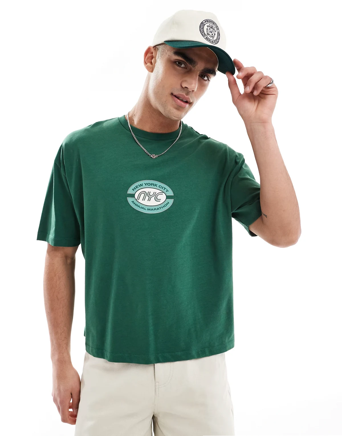 – Zielony T-shirt oversize o pudełkowym kroju ze sportową grafiką na klatce piersiowej
