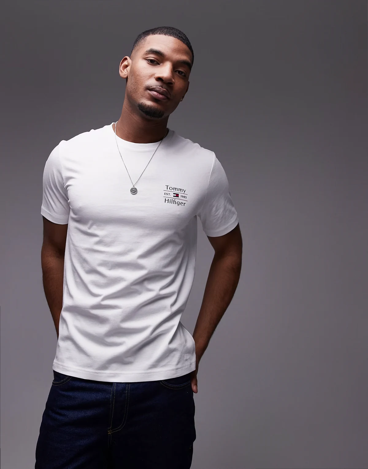– Biały T-shirt z logo na piersi
