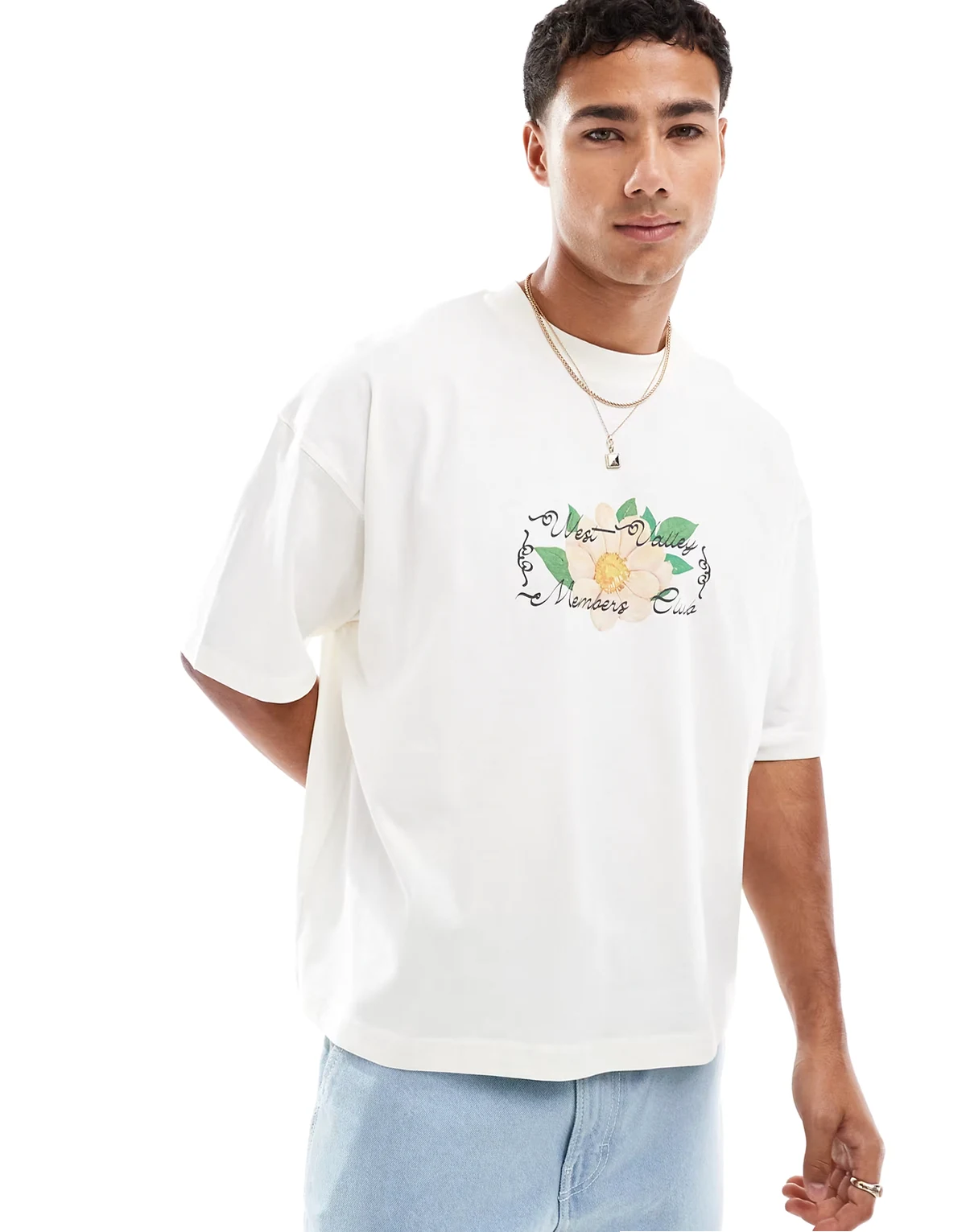 – T-shirt oversize o pudełkowym kroju w kolorze złamanej bieli z kwiatową grafiką