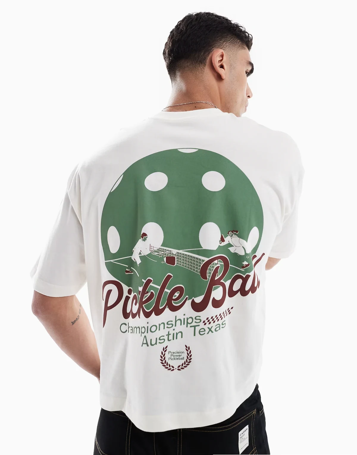 – Kremowy, krótki T-shirt oversize z grafiką sportową