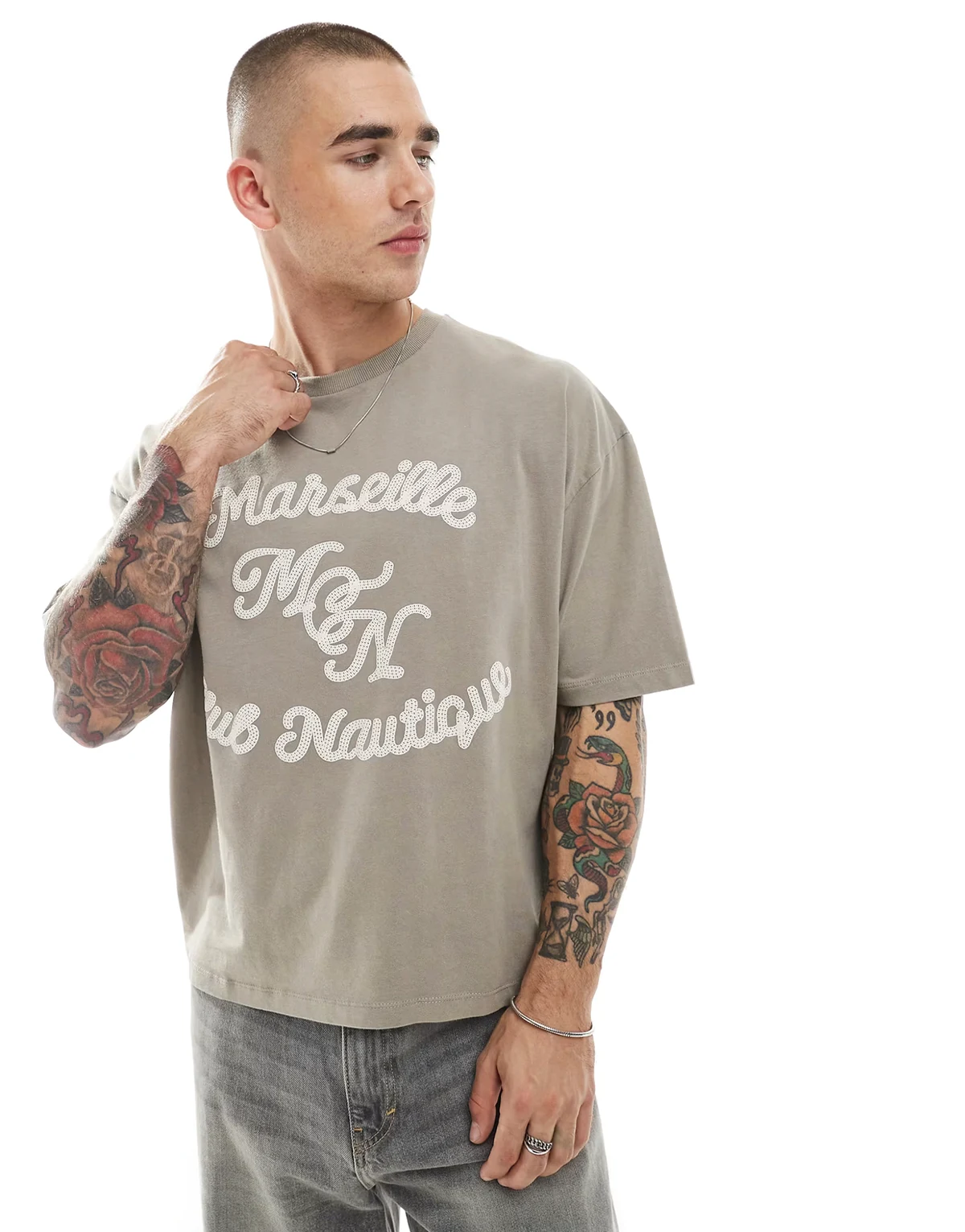 – Brązowy T-shirt oversize o pudełkowym kroju z wypukłym napisem