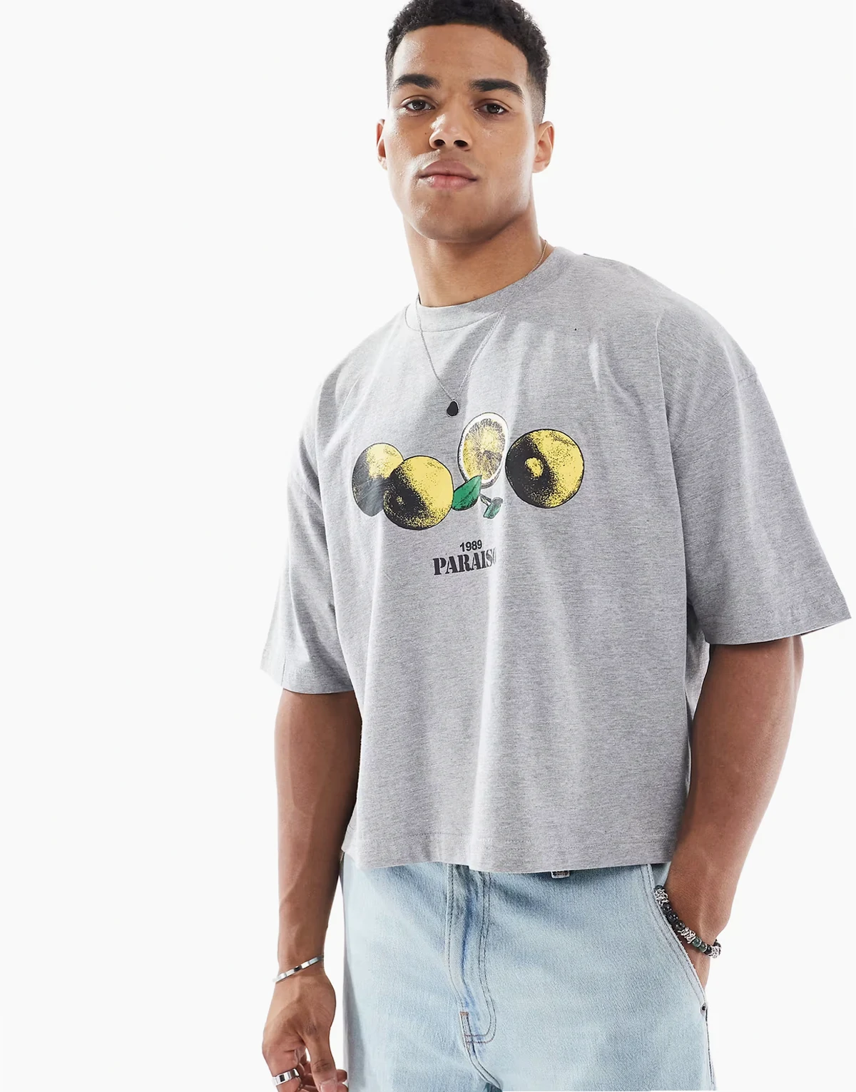 – T-shirt oversize o krótkim fasonie w szarym melanżowym kolorze z grafiką z cytrynami