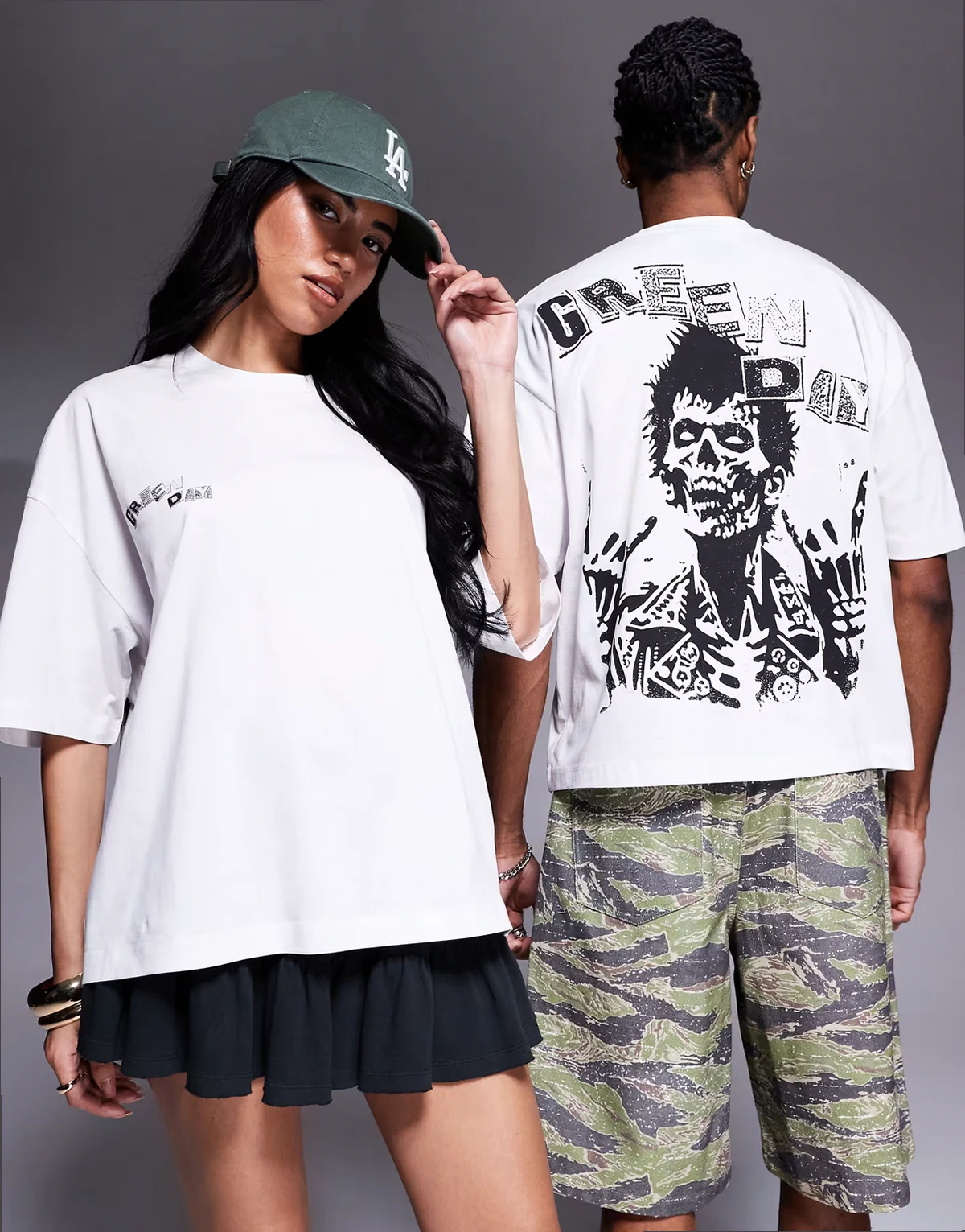 – Biały T-shirt unisex o pudełkowym kroju oversize z nadrukiem Green Day
