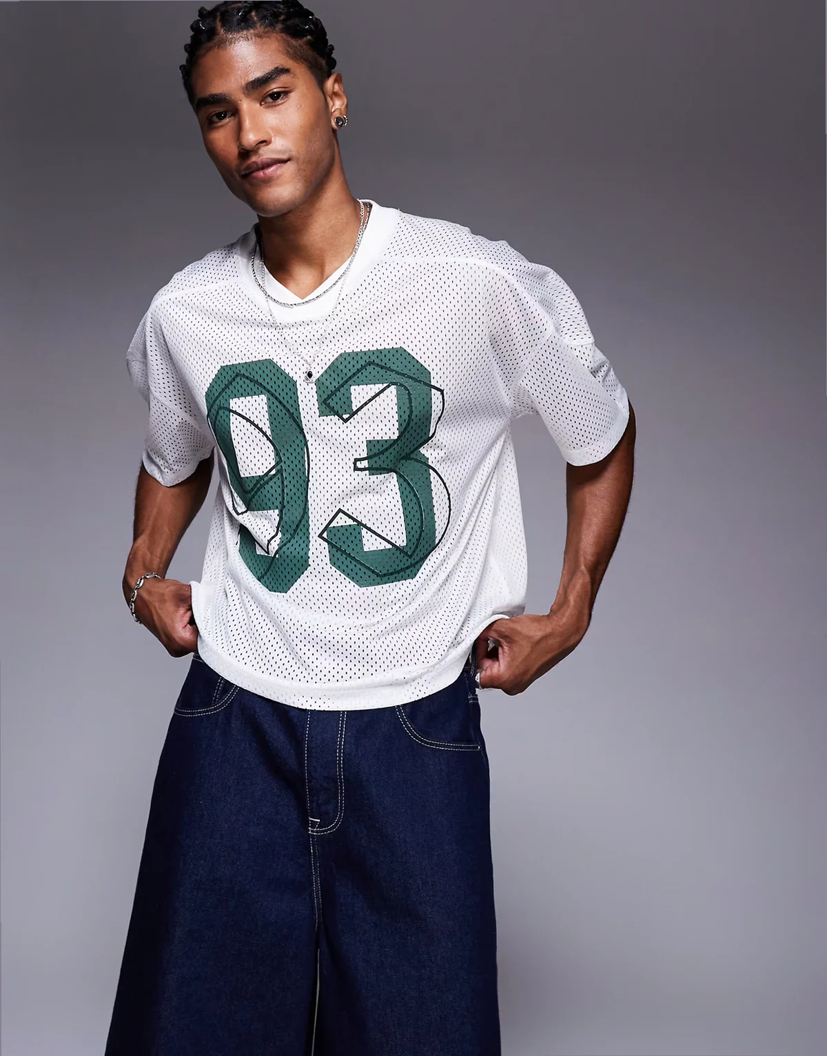 – T-shirt o pudełkowym kroju oversize z obniżoną linią ramion, dekoltem w szpic i sportową grafiką w kolorze ecru