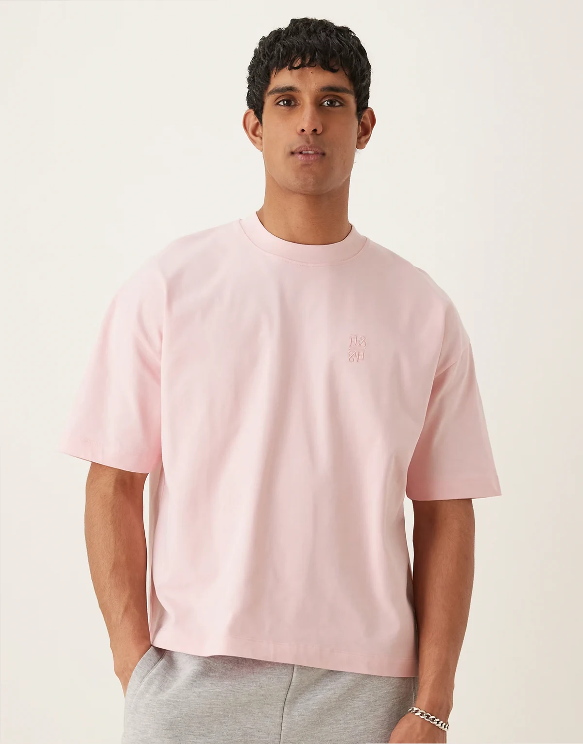 – Bardzo gruby różowy T-shirt oversize o pudełkowym kroju