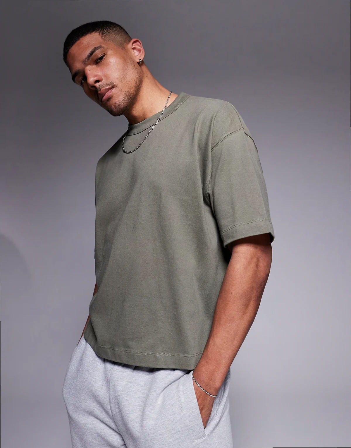 – Pudełkowy gruby T-shirt oversize w kolorze khaki