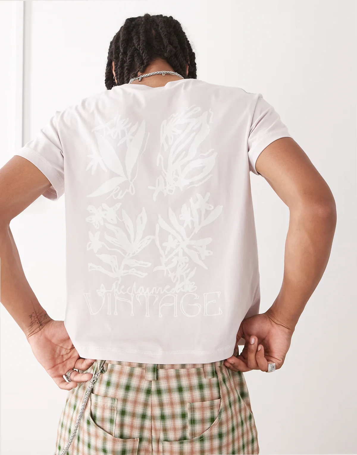 – Różowy T-shirt o krótkim pudełkowym fasonie z grafiką na plecach