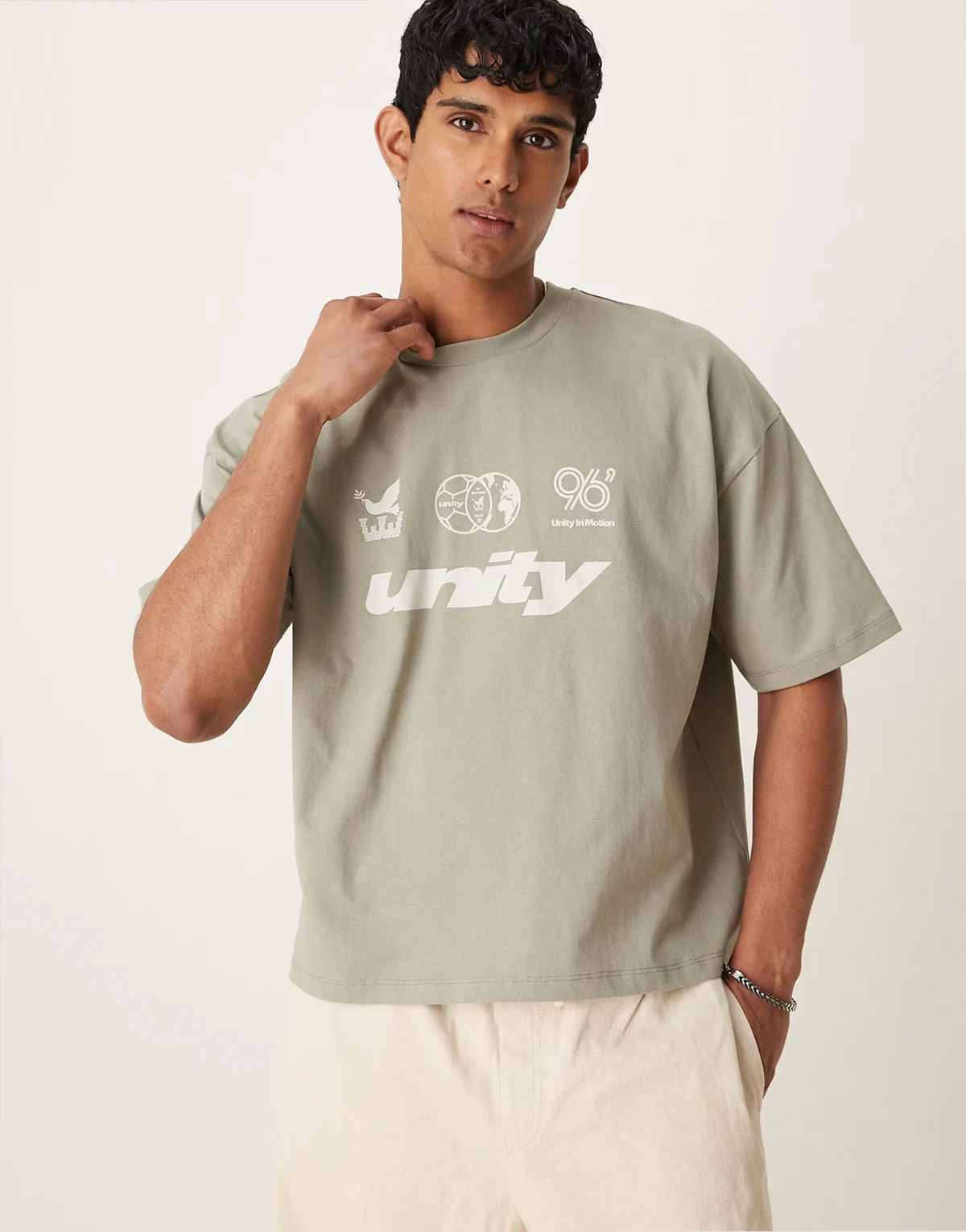 – Szarozielony T-shirt o pudełkowym kroju oversize z grafiką z przodu