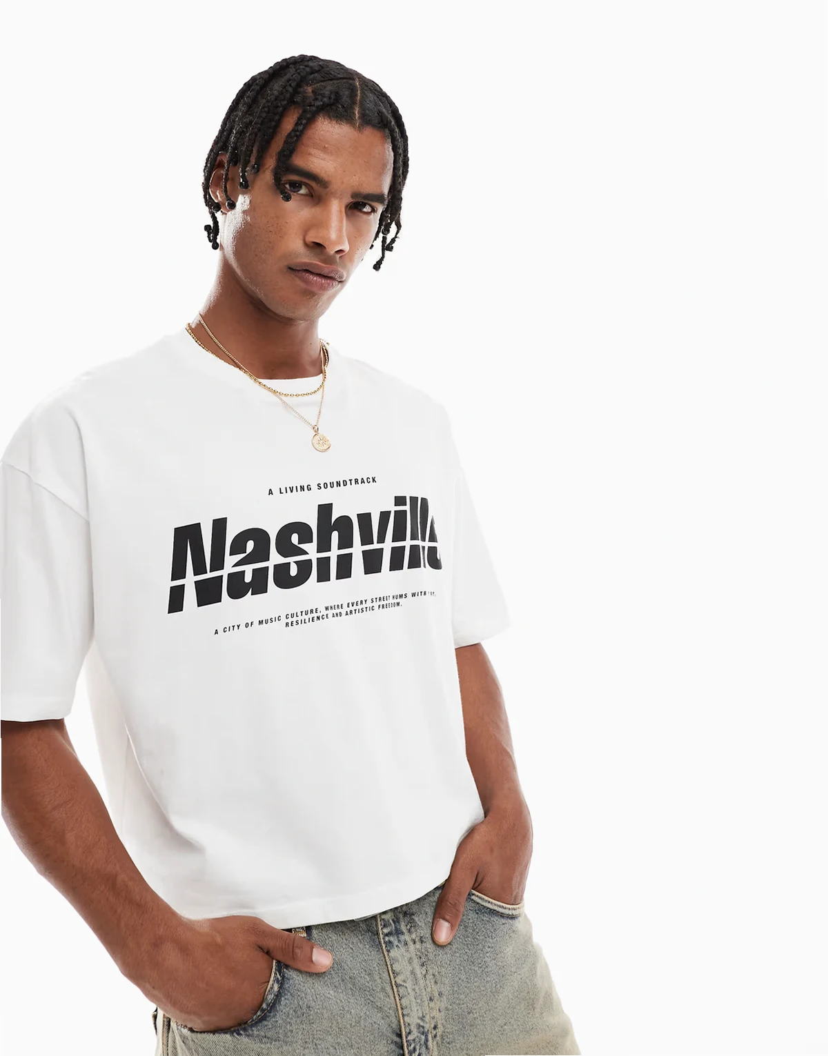 – Biały T-shirt oversize o krótkim fasonie z grafiką z nazwa miasta