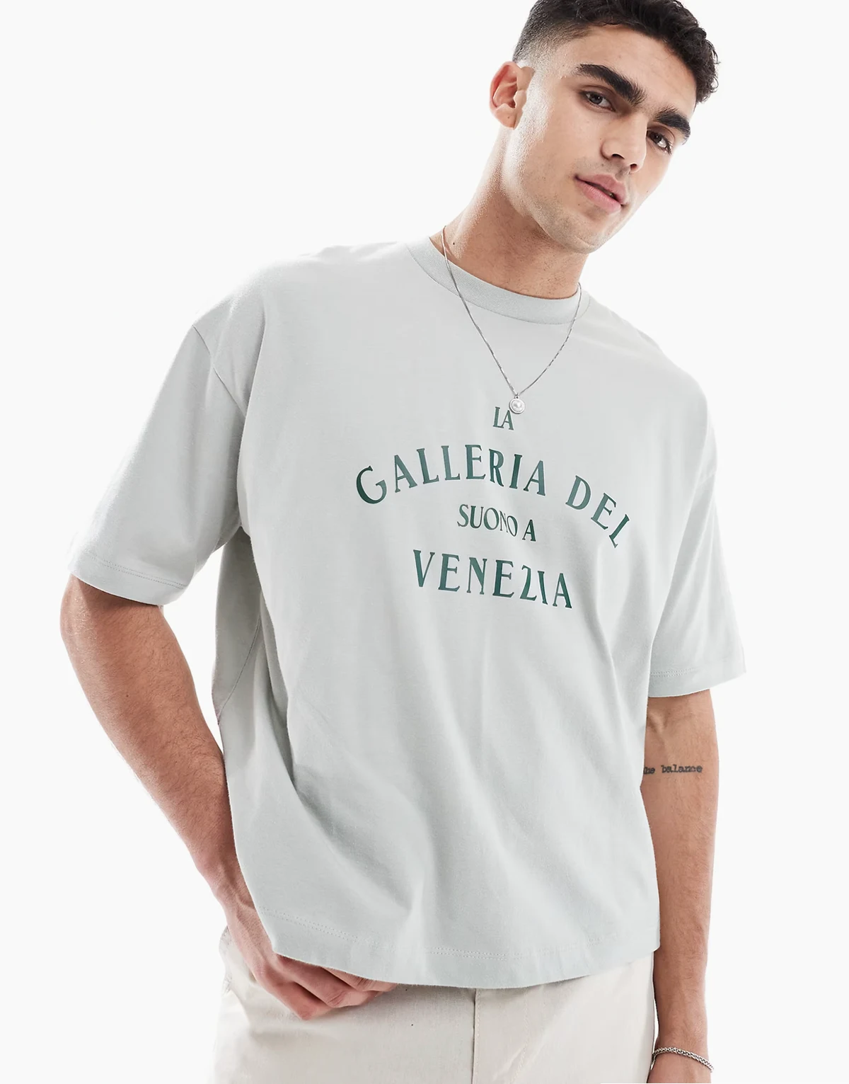 – Szary T-shirt oversize o pudełkowym kroju z grafiką z nazwą miasta