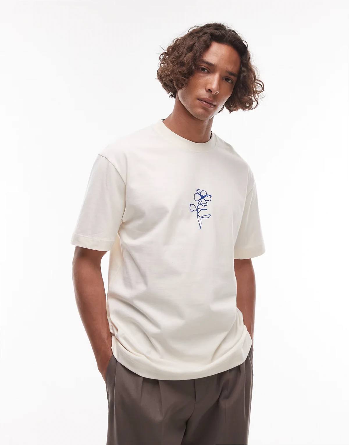 – Premium – T-shirt o luźnym kroju w kolorze ecru z haftowanym szkicem kwiatu