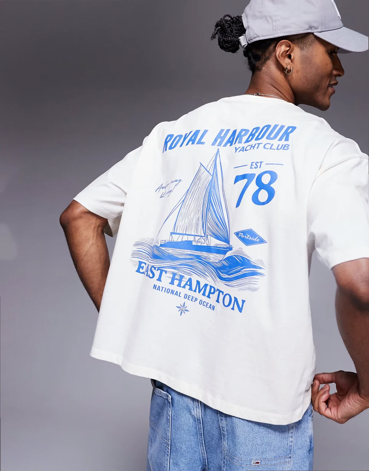 – Pudełkowy T-shirt oversize w kolorze złamanej bieli z żeglarską grafiką
