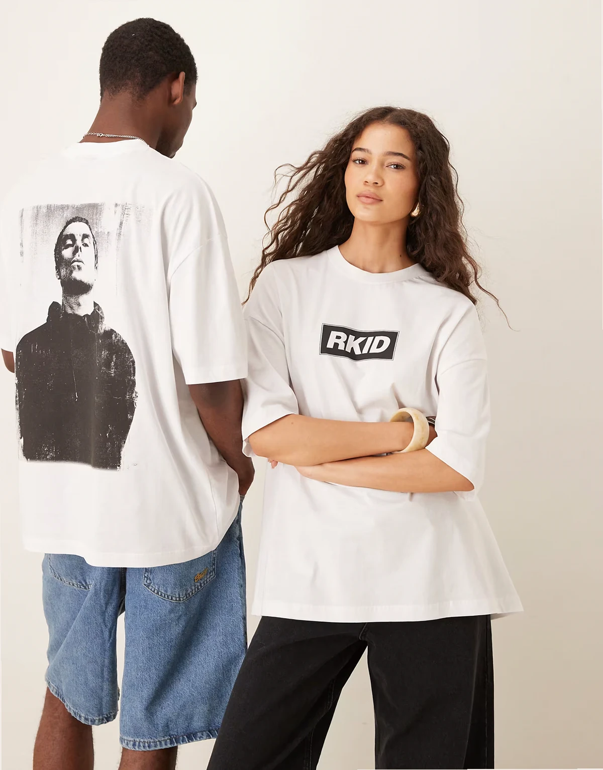 – OASIS – Biały T-shirt unisex o fasonie oversize z licencjonowanym nadrukiem Liama i napisem RKID