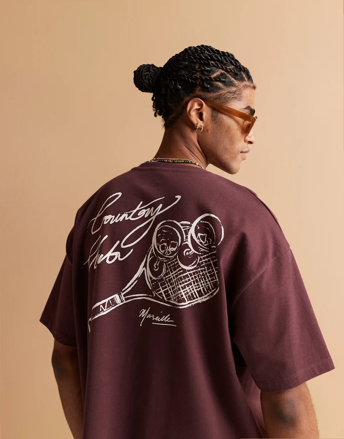 – Bordowy gruby T-shirt oversize ze sportową grafiką na plecach