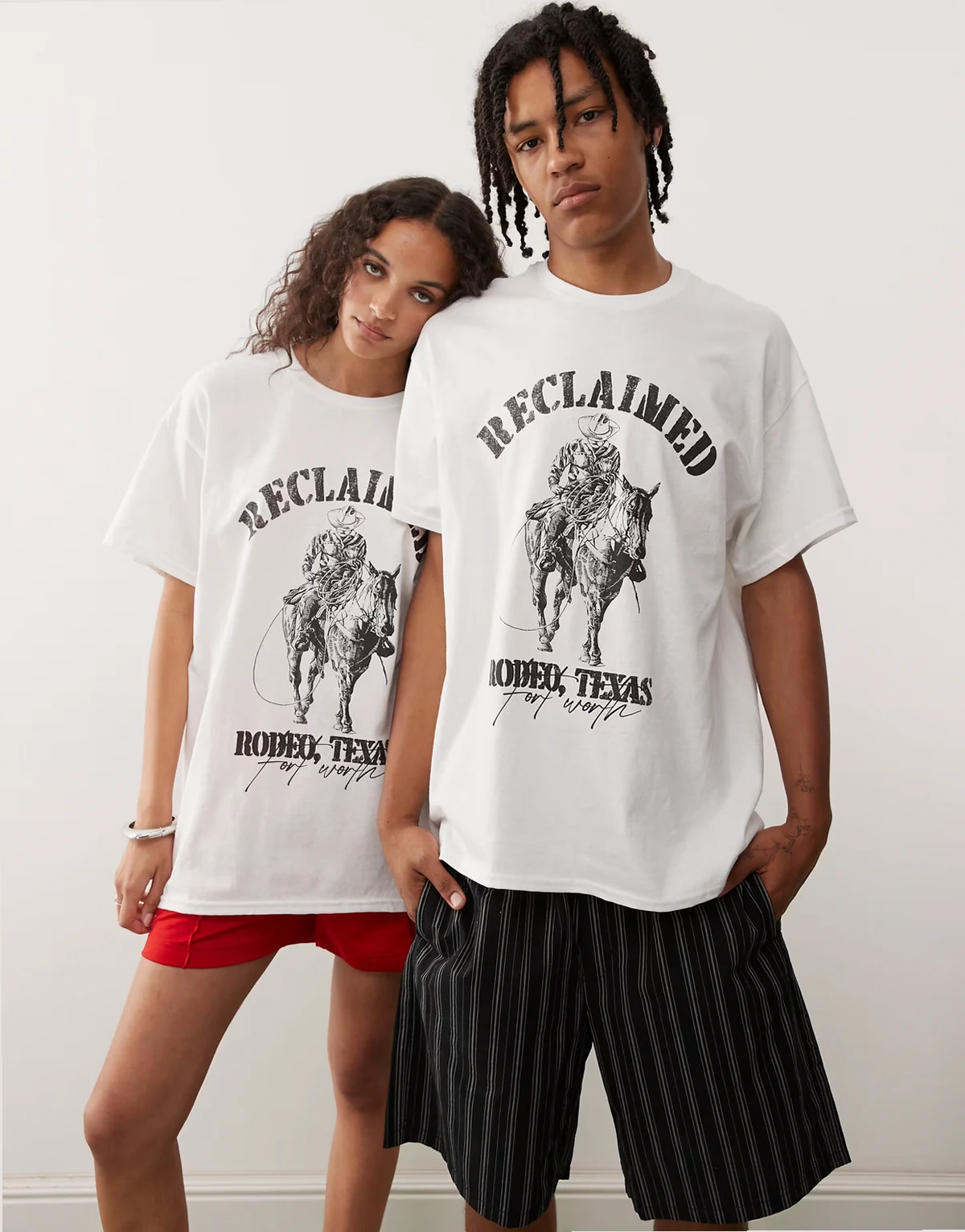 Unisex – Biały T-shirt oversize z nadrukiem z motywem rodeo