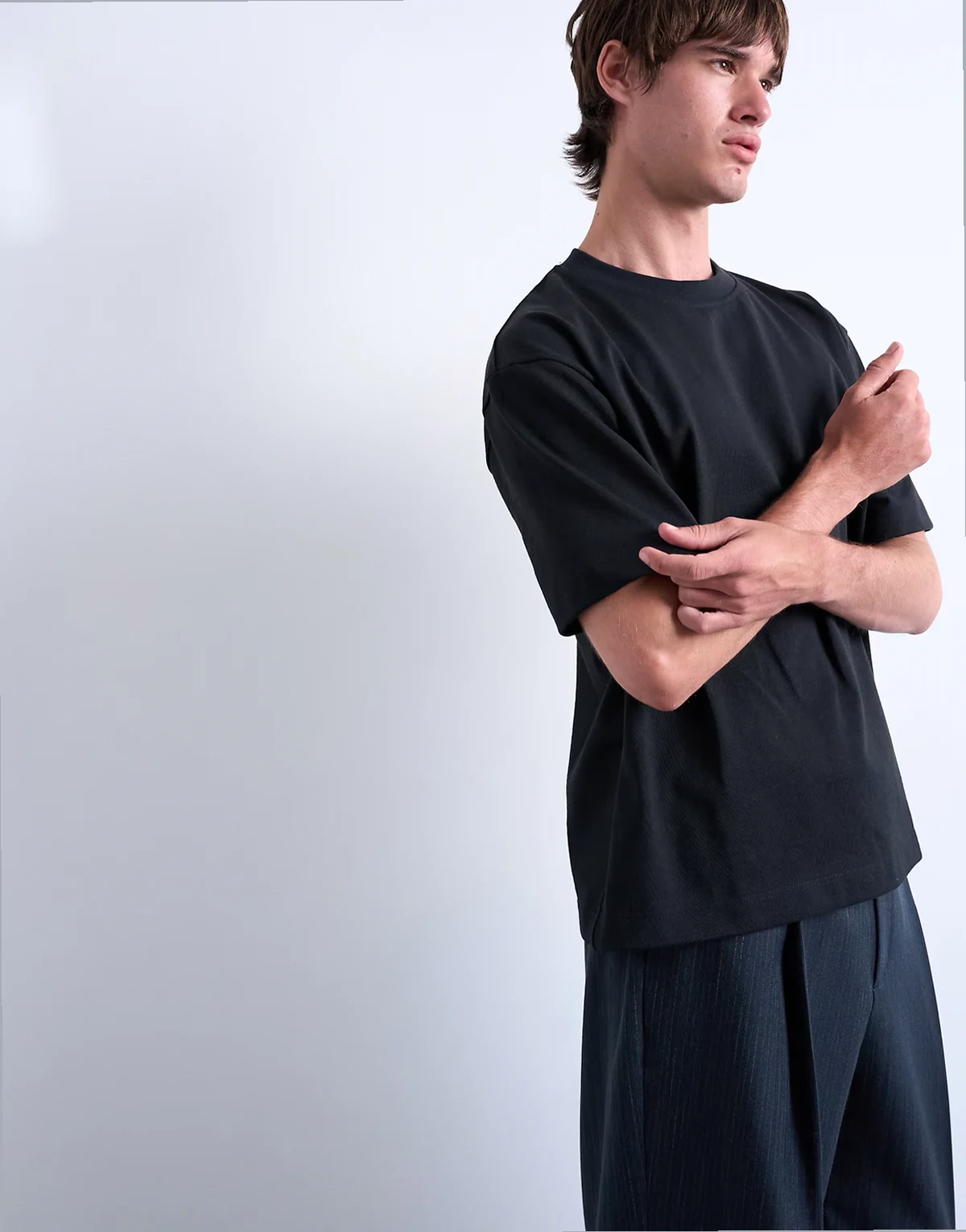 – Czarny T-shirt premium o krótkim fasonie