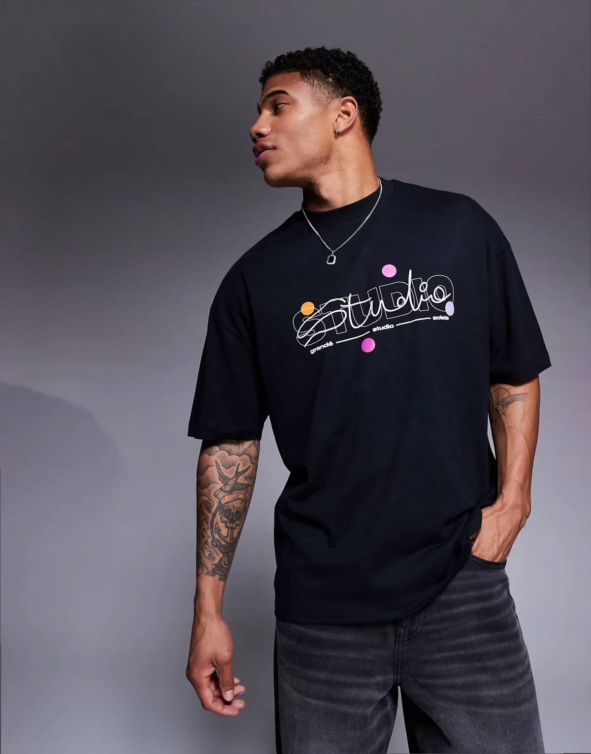 – Czarny T-shirt oversize z wypukłą grafiką z tekstem