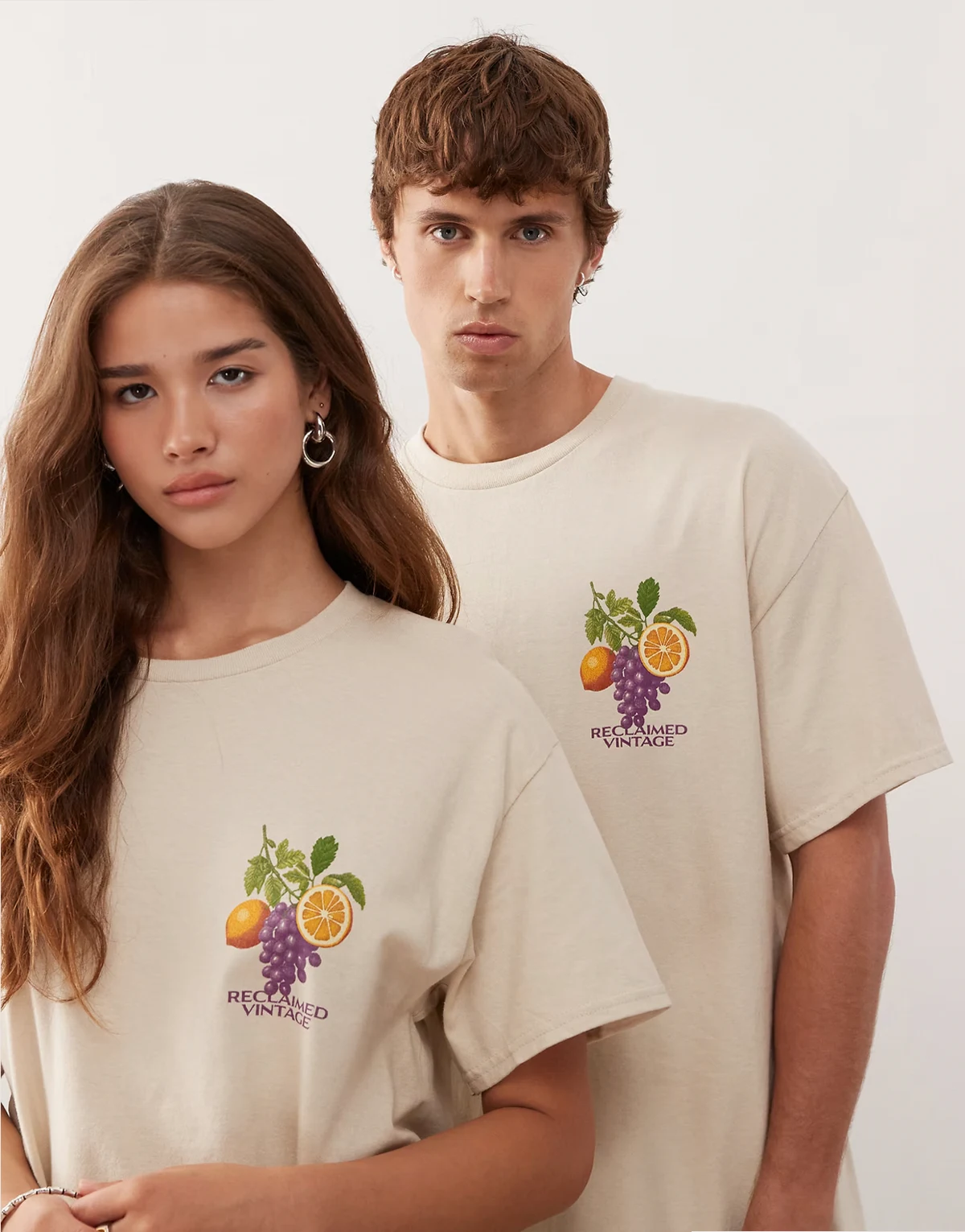 – Jasnobeżowy T-shirt unisex o fasonie oversize z grafiką z owocami