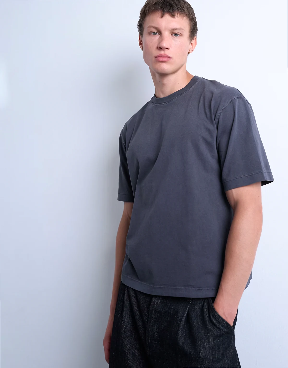 – Grafitowy krótki T-shirt z efektem sprania