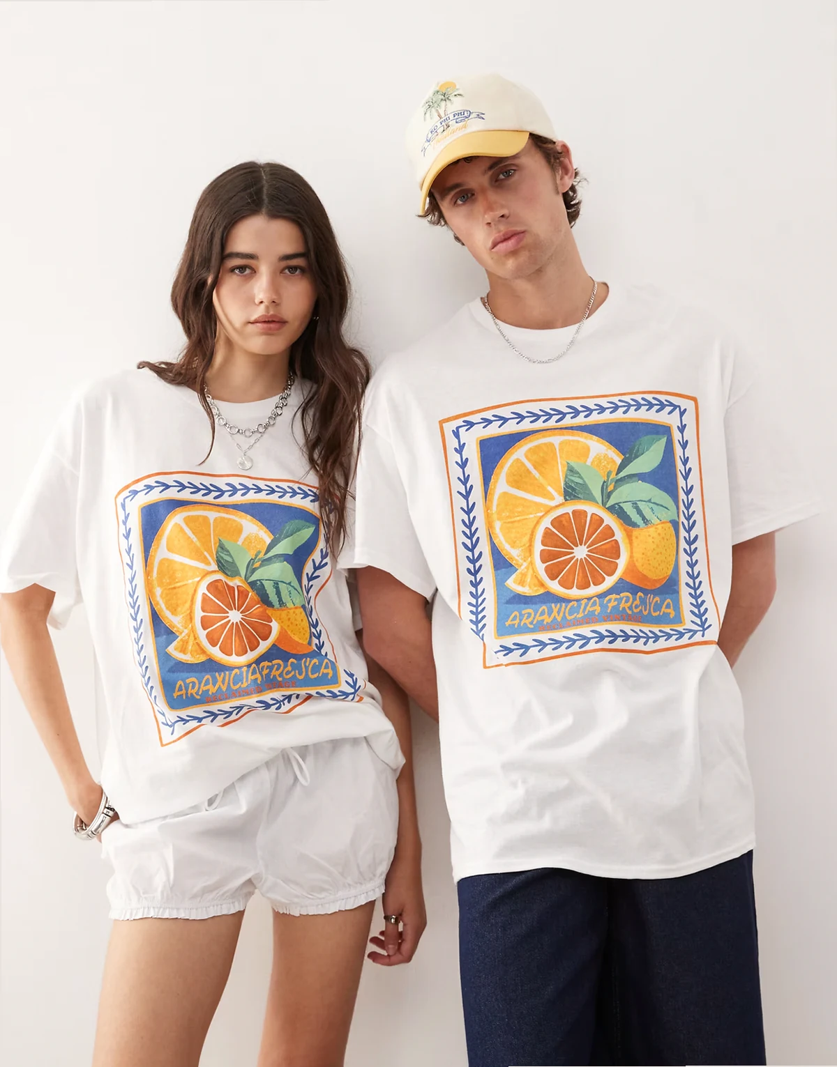 – Biały T-shirt unisex oversize z kafelkowym nadrukiem z owocami
