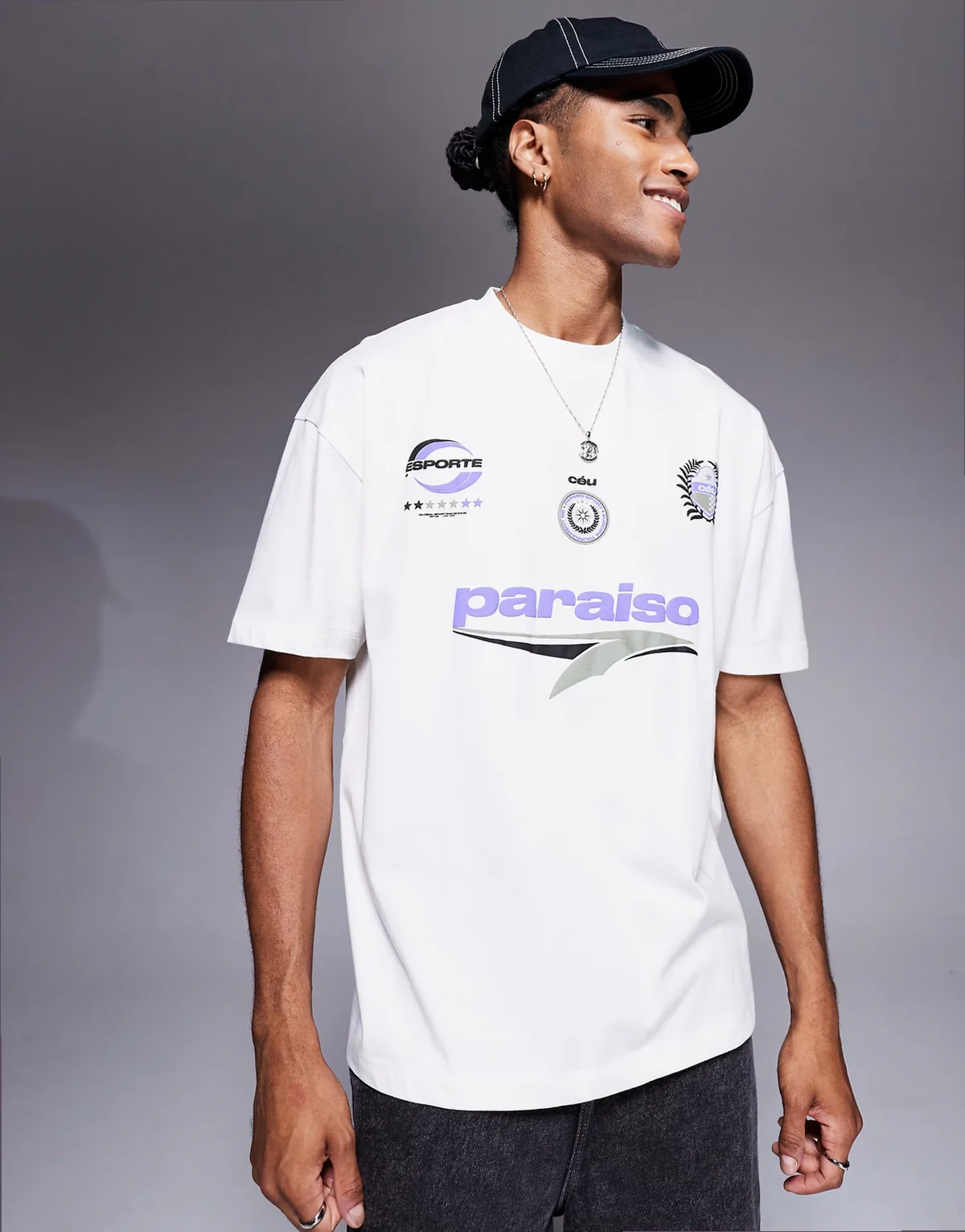 – Kremowy T-shirt oversize ze sportową grafiką