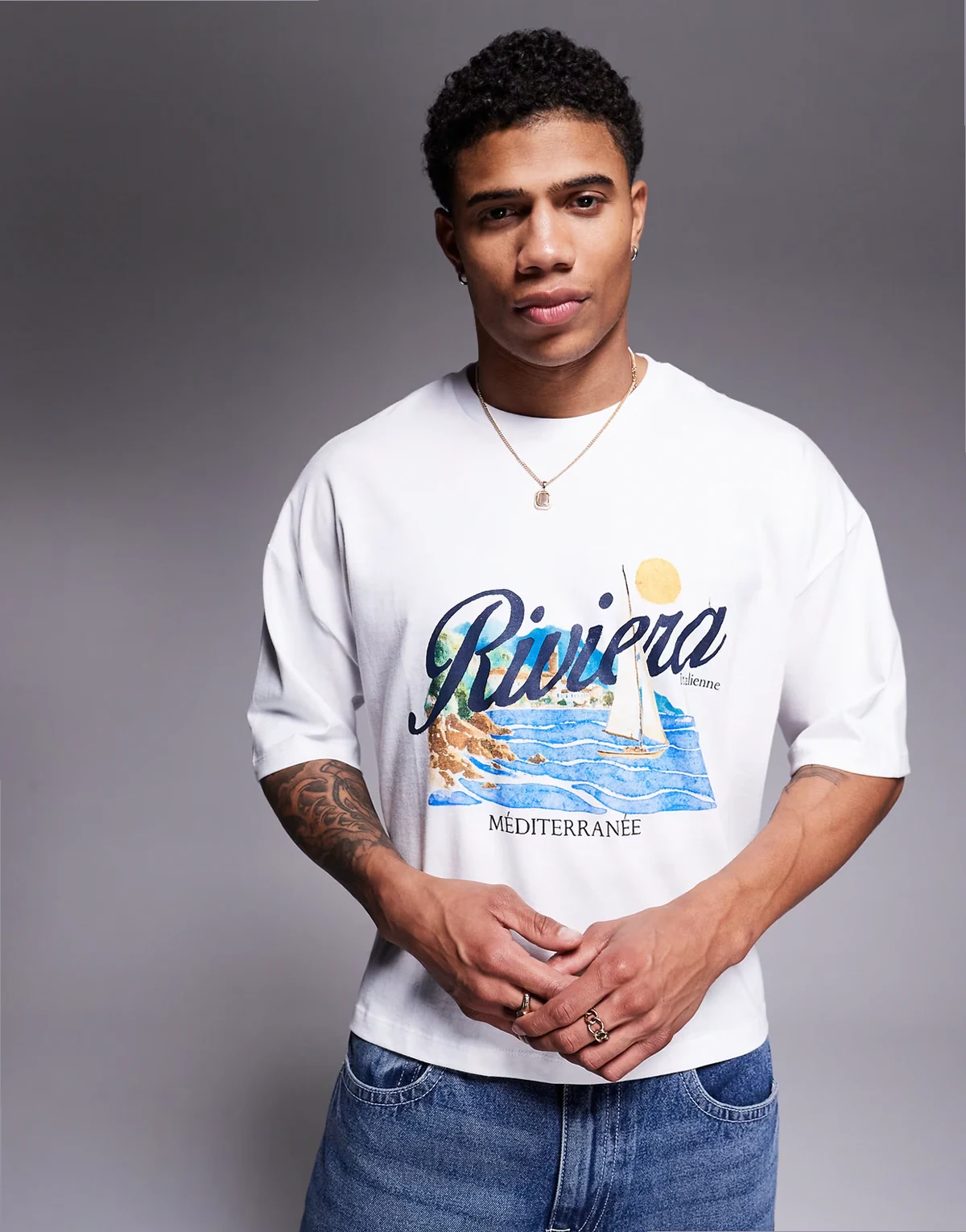 – Biały T-shirt oversize o krótkim fasonie z żeglarską grafiką
