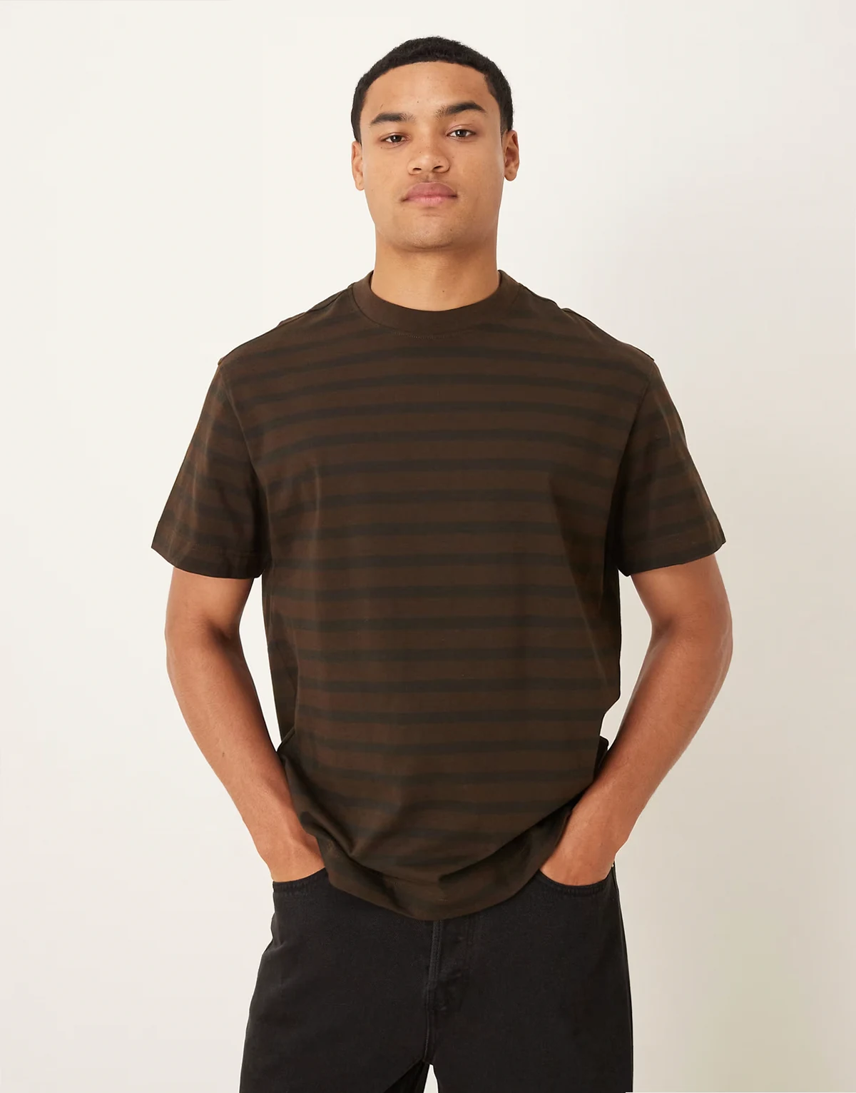 – Baumwoll-T-Shirt mit Streifen in Braun und Schwarz