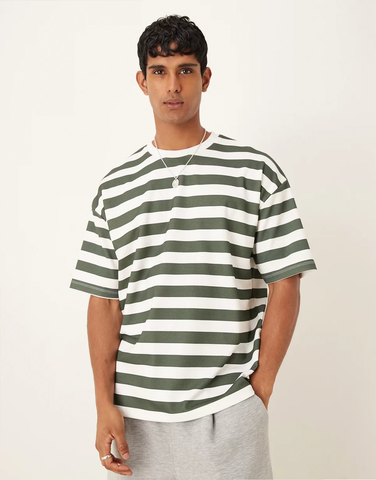 – Zielono-biały gruby T-shirt oversize w szerokie paski