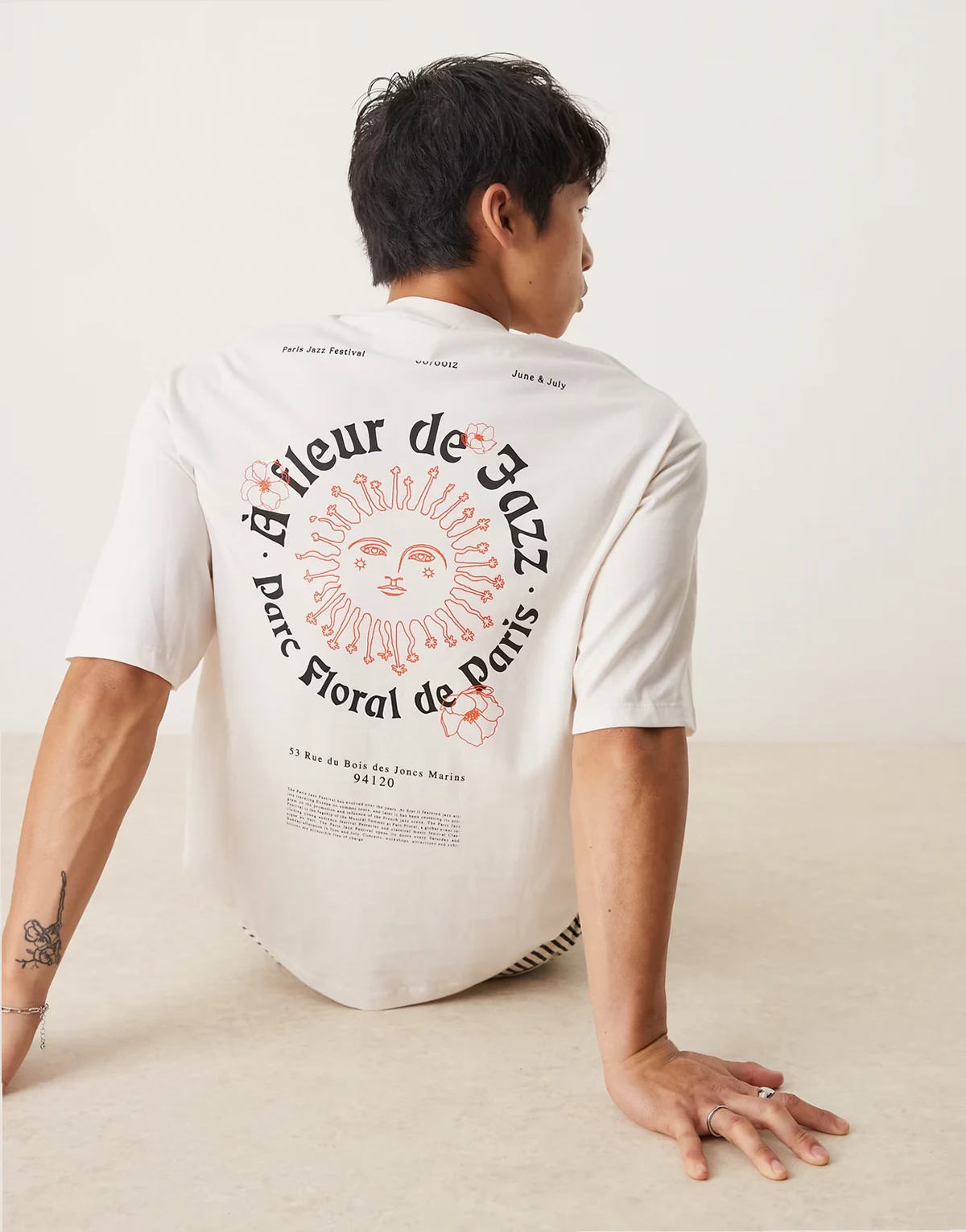 – Oversize-T-Shirt in Weiß mit Sonnen-Print auf dem Rücken