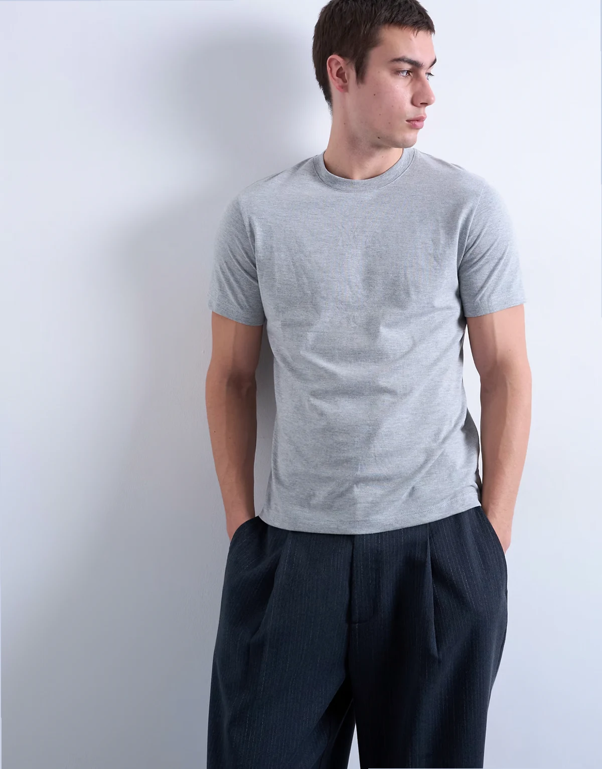 – Szary melanżowy T-shirt