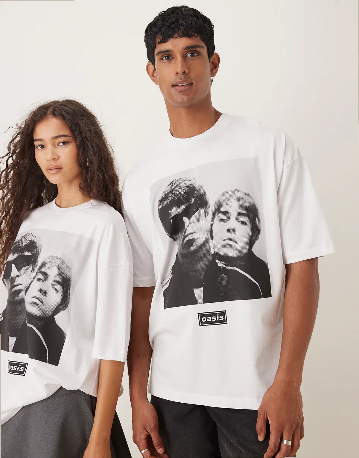 ASOS – Biały T-shirt oversize z nadrukiem Liama i Noela z zespołu Oasis
